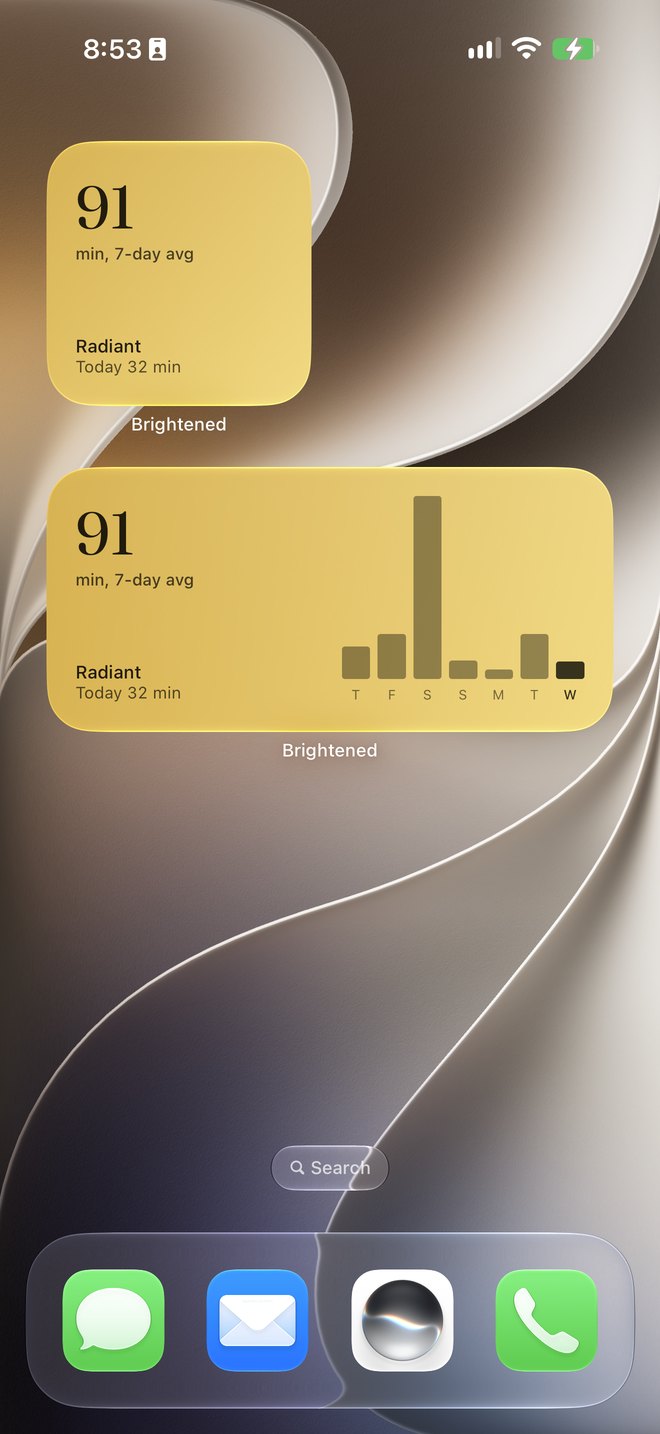 Small and medium Brightened widgets on a home screen, showing the weekly average on a gold gradient.